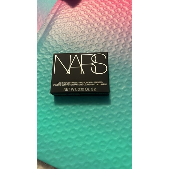 NARS MINI LIGHT REFLECTING™ SETTING POWDER - PRESSED Crystal - Picture 2 of 3